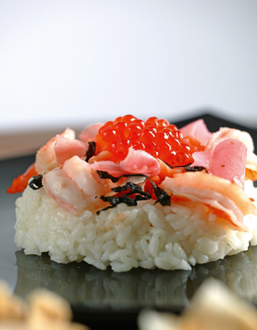 SUSHI 
(pentru 2 persoane)
INGREDIENTE Orez pentru sushi &ndash; 250 g &bull; otet de orez &ndash; 1 lingura 
&bull; zahar &ndash; 1 lingurita &bull; 8 creveti &bull; 2 lingurite de icre rosii &bull; filé somon &ndash; 100g &bull; 1 foaie alga  &bull; wasabi &bull; ghimbir murat &bull; Sos de soia
MOD DE PREPARARE  Orezul se fierbe si se amesteca cu zahar si otet. Se asaza pe farfurie, in forma de cerc, si se adauga restul ingredientelor, astfel: pe orez se pun crevetii fierti;  in mijloc se pun somonul taiat cubulete si icrele rosii; decorul se face din fâsii de alga si ghimbir murat.
 