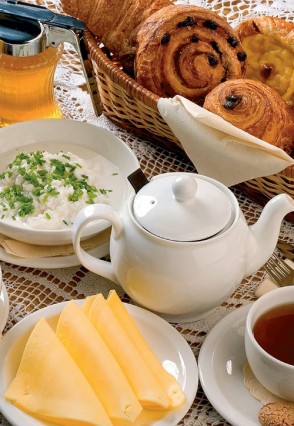 MELCI CU VANILIE SI STAFIDE
INGREDIENTE 
Pentru o tava mare
ALUAT: 600 g faina fina pentru prajituri; 2 galbenusuri, 2 linguri ulei, 2 linguri unt, 1 lingura zahar, lapte cald, drojdie;
UMPLUTURA: 2 cesti stafide tinute in lapte fierbinte, 200 ml lapte, 1 lingura zahar, 2 pastai vanilie
MOD DE PREPARARE
Se amesteca drojdia si laptele indulcit, se adauga faina si galbenusurile, lapte cat sa se formeze un aluat uniform, apoi ulei. Se framanta, apoi se lasa sa dospeasca intr-un castron presarat cu faina. 
Aluatul se intinde intr-o foaie groasa de 2 cm, se stropeste cu untul topit, se presara cu stafidele scurse si se ruleaza. Sulul se taie apoi in felii de 3 cm grosime, iar melcii rezultati se asaza intr-o tava cu hartie de copt. Se coc 5 minute la flacara mare, apoi se micsoreaza flacara pana devin aurii. Se scot, se stropesc din belsug cu laptele fierbinte indulcit si aromat cu vanilie, apoi se mai lasa cateva minute la cuptor, pana trag laptele si se rumenesc.
 