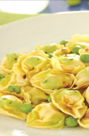 CAPPELLETTI PROSCIUTTO CRUDO  CU SUNCA SI MAZARE
Ingrediente:

    1 pachet de Cappelletti Prosciutto Crudo Giovanni Rana
    300 g mazare
    150 g sunca cruda taiata fasii subtiri
    Unt dupa gust
    1 ceapa mica
    1 crenguta de rozmarin
    Parmezan ras
    Supa de carne
    Piper alb macinat, dupa gust

Mod de preparare:
Puneti doua cuburi de unt intr-o oala, rumeniti ceapa si rozmarinul, adaugati mazarea si condimentati cu sare si piper. Turnati un polonic de supa, dati focul mai tare si amestecati din cand in cand. La sfarsit scoateti crenguta de rozmarin si adaugati sunca taiata in fasii. Separat fierbeti 5 minute pastele Rana, scurgeti-le si garnisiti-le cu sosul preparat.
Presarati uniform parmezanul ras.
 