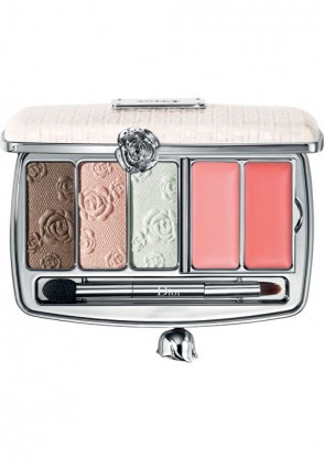 Christian Dior, Garden Clutch, o trusa cu trei farduri de pleoape in nuante complementare si doua gloss-uri care ofera volum buzelor, 374 lei.