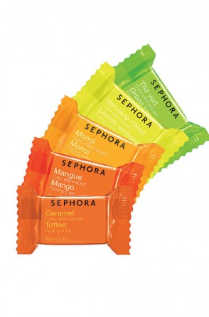 Sephora, Fizzing Cube, cub de baie efervescent care catifeleaza pielea si are un miros placut, 4 lei.