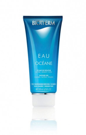 Biotherm, Eau Océane este un gel de dus imbogatit cu apa de mare si ioni negativi, care purifica si hidrateaza pielea, 120 lei.
