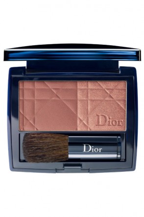 Pana numeri la 10, pometii tai pot fi sculptati si ca sarutati de soare cu noul fard de obraz al colectiei de toamna Dior, Diorblush Sunkissed; 203 lei.