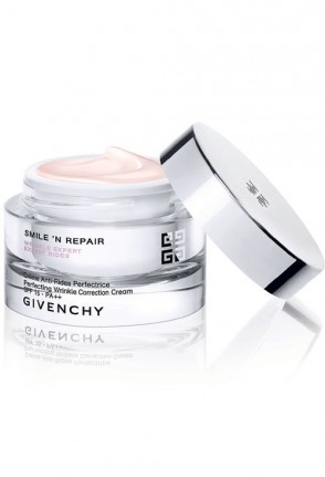 Smile ’N Repair Perfecting Wrinkle Correction Cream, Givenchy, reprezinta un program special de ingrijire,  care prin miscarea muschilor fetei, in sincron cu actiunea ingredientelor, reduce ridurile; 372 lei.