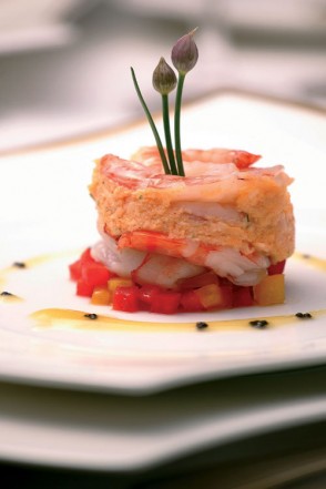 BUCHET DE CREVETI
Pentru 1 portie
INGREDIENTE:  100 g (4 buc.) creveti decorticati, 40 g (cca 20 buc.) baby creveti, 32 g (2 buc.) batoane din crab Surimi, 1/2 mango, 45 g ardei gras rosu, verde, galben, 10 g unt, 10 ml ulei de masline, un praf sare si un praf piper alb, un strop sos chili, 30 g suc lamai verzi, 5 g patrunjel si ceapa verde, 10 g ghimbir, 30 ml vin sec alb, o lingurita icre capelin.
MOD DE PREPARARE:  Ardeii se toaca marunt, se marineaza  in ulei de masline cu ghimbir ras, sare, piper si lime. Crevetii se trag in unt cu ulei de masline, sare, piper si vin (aprox.1 min), dupa care se inteapa pentru a lua forma rotunda. Crevetii mici se scot, se racesc, se mixeaza cu carnea de crab si verdeturile, apoi se aranjeaza in folie de plastic sub forma de rulou strans la capete si se pune la frigider. Se prepara in blender sosul de mango si se aranjeaza in jurul preparatului.  Se orneaza cu icre negre.
 