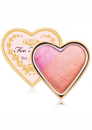 Fard de obraz Sweethearts Perfect Flush Blush, Too Faced, 129 lei. Cutia girly in forma de inima gazduieste trei nuante de fard de obraz irezistibile.