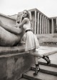 Alexander McQueen: Rochie din bumbac, curea din plexi, sandale din piele si plexi, toate  Alexander McQueen, magazinul Victoria 46.