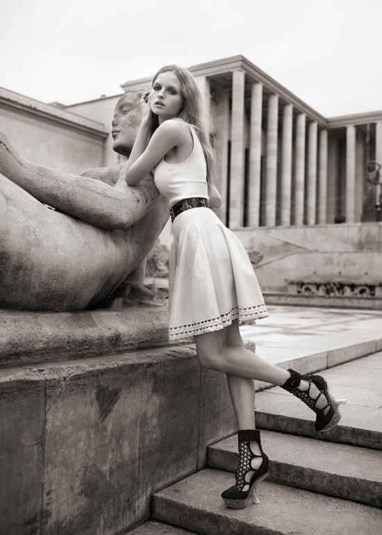 Alexander McQueen: Rochie din bumbac, curea din plexi, sandale din piele si plexi, toate  Alexander McQueen, magazinul Victoria 46.