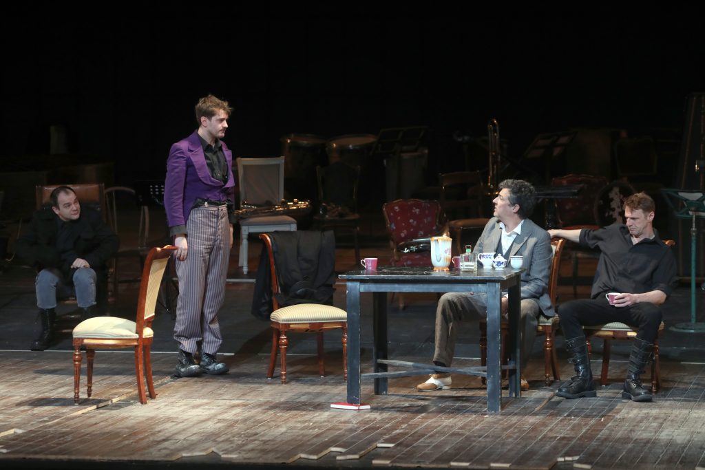 În premieră, în România, Părinți și copii – un spectacol de o izbitoare actualitate tematică