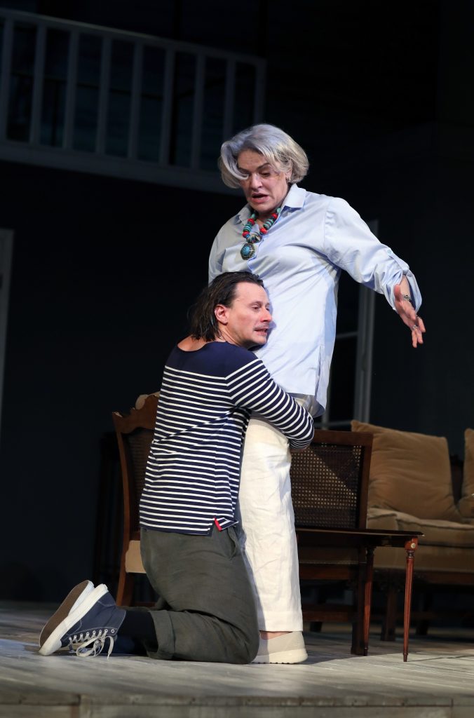 În premieră în România, CASA DE LA ŢARĂ de Donald Margulies