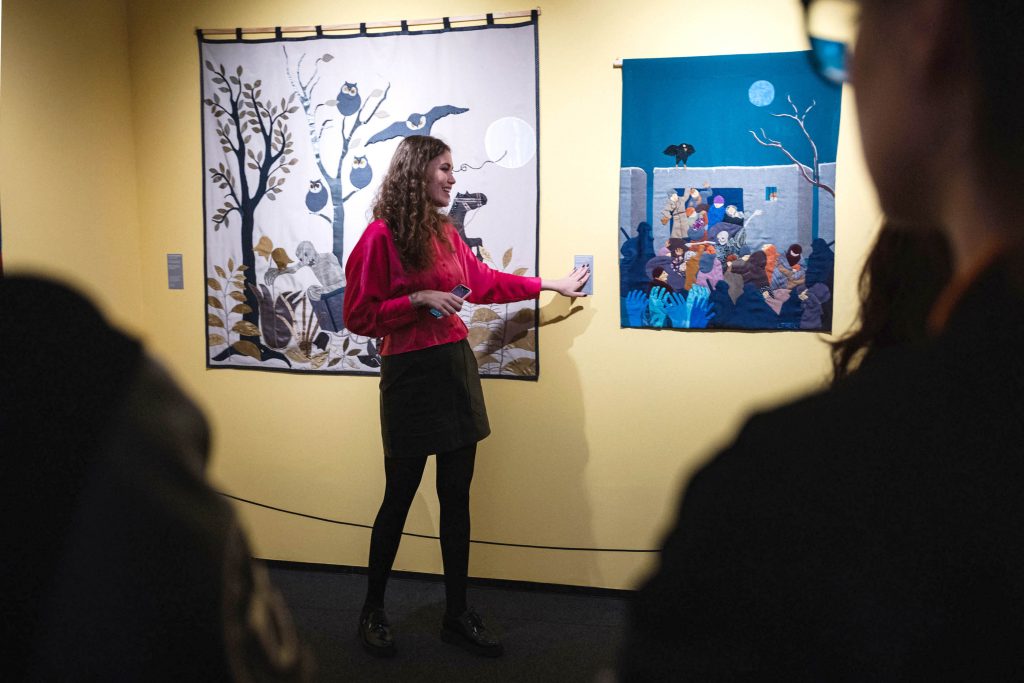 Revelația toamnei la Art Safari: Lilian Theil, o bătrână care zâmbește și „pictează” cu acul de cusut