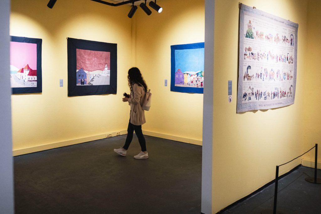 Revelația toamnei la Art Safari: Lilian Theil, o bătrână care zâmbește și „pictează” cu acul de cusut