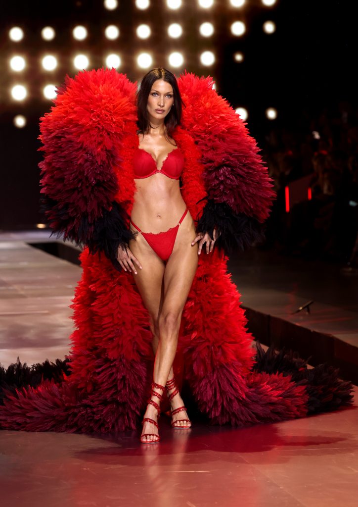 Show-ul Victoria's Secret Fashion Show a revenit, fiind transmis LIVE din New York City