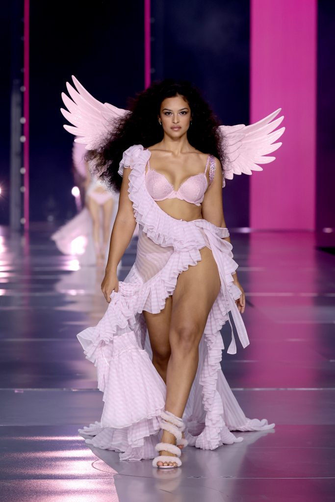 Show-ul Victoria's Secret Fashion Show a revenit, fiind transmis LIVE din New York City