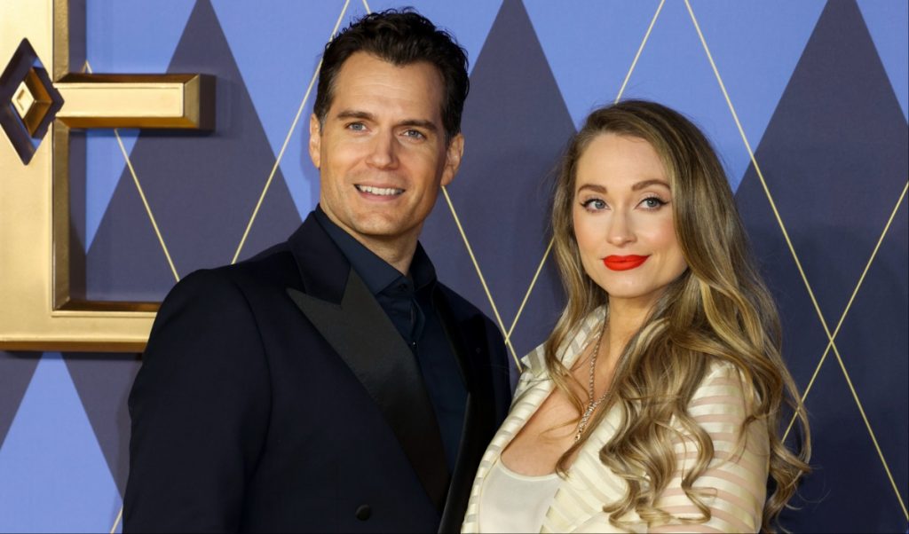 Henry Cavill și iubita sa, Natalie Viscuso, au devenit părinți pentru prima oară. Cum au fost surprinși alături de bebelușul lor
