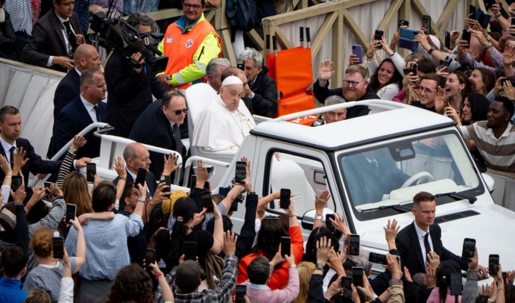 Ultimul gest făcut de Papa Francisc, convins de asistentul lui să urce din nou în papamobil: „Crezi că pot?”