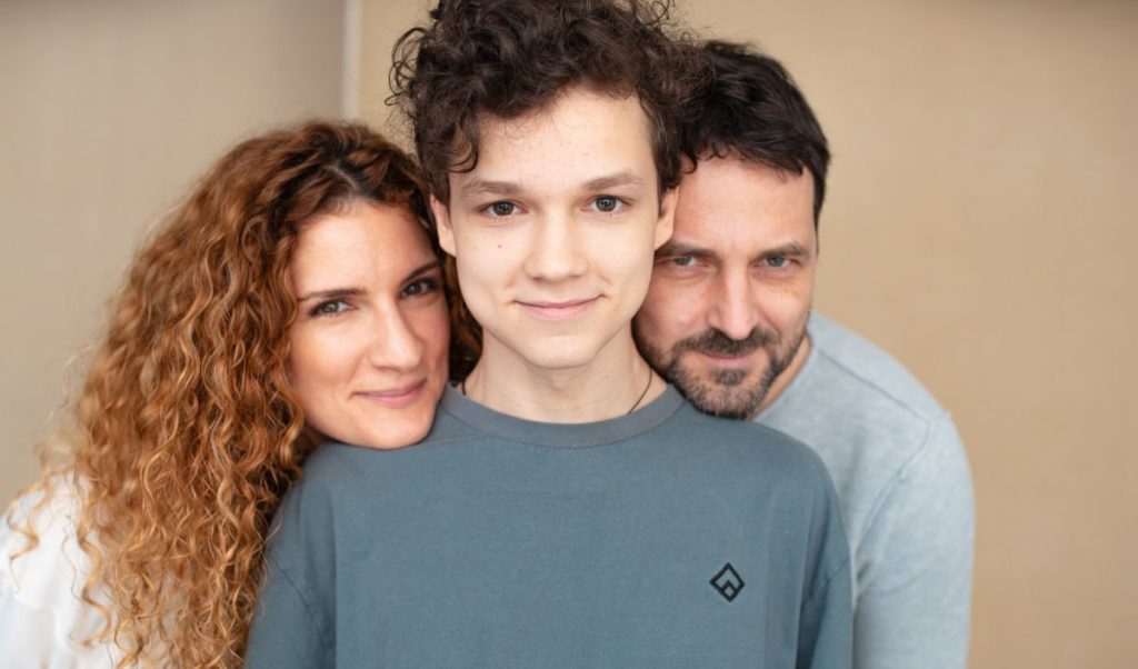 Eric, fiul lui Andrei Aradits, a împlinit 20 de ani. Ce mesaj a transmis mama lui, care a divorțat de actor după 17 ani de căsătorie: „Viața e uneori ciudată… imprevizibilă și dureroasă”