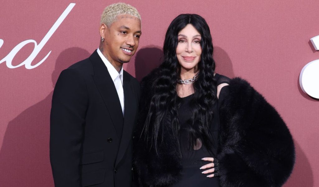 Cher răspunde criticilor legate de diferența de vârstă de 40 de ani dintre ea și iubitul ei, Alexander „AE” Edwards: „Nimeni nu știe ce se întâmplă între noi, dar…”