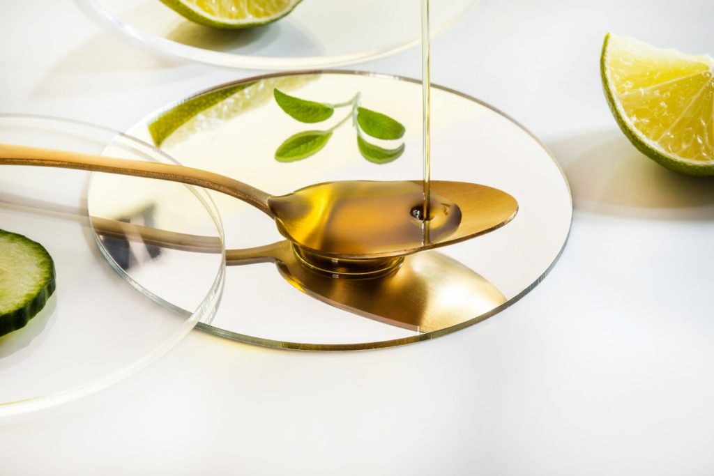 Aur lichid – uleiul de in și secretul sănătății în uleiurile presate la rece