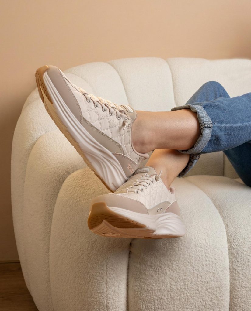 Confortul, dress code-ul preferat: 4 modele Skechers pentru o primăvară în mișcare
